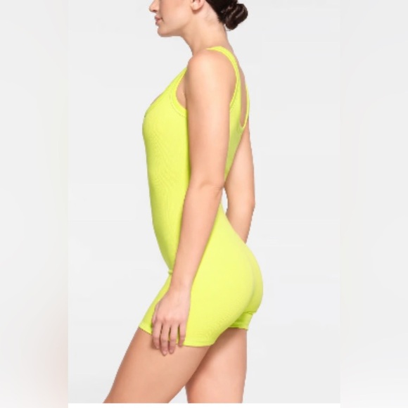 Skims COTTON RIB ONESIE | DAFFODIL - Picture 2 of 4